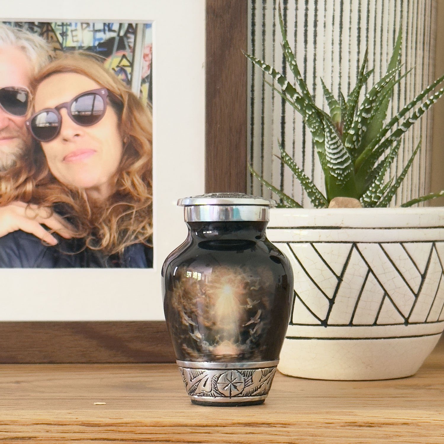 Doves urn adult human ashes large funeral memorial remembrance loved tribute metal lost died keepsake nature cremation decorative burial women men dad mom mum clouds ethereal heaven religious water Dove bird God Jesus urnes funéraires adultes